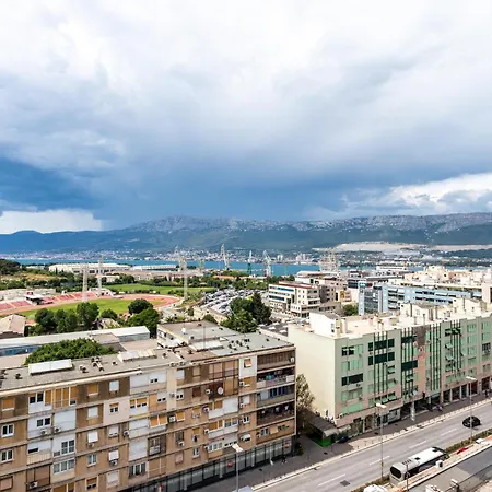 Апартаменты Comfortable With Great And Sea View Сплит
