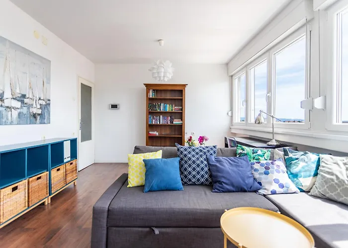 Апартаменты Comfortable With Great And Sea View Сплит
