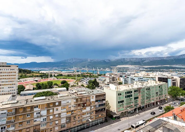 Апартаменты Comfortable With Great And Sea View Сплит
